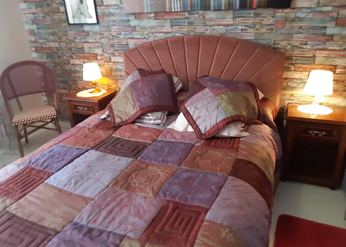 Chambre Lit Double Dans Pavillon , Chez Lilyanne