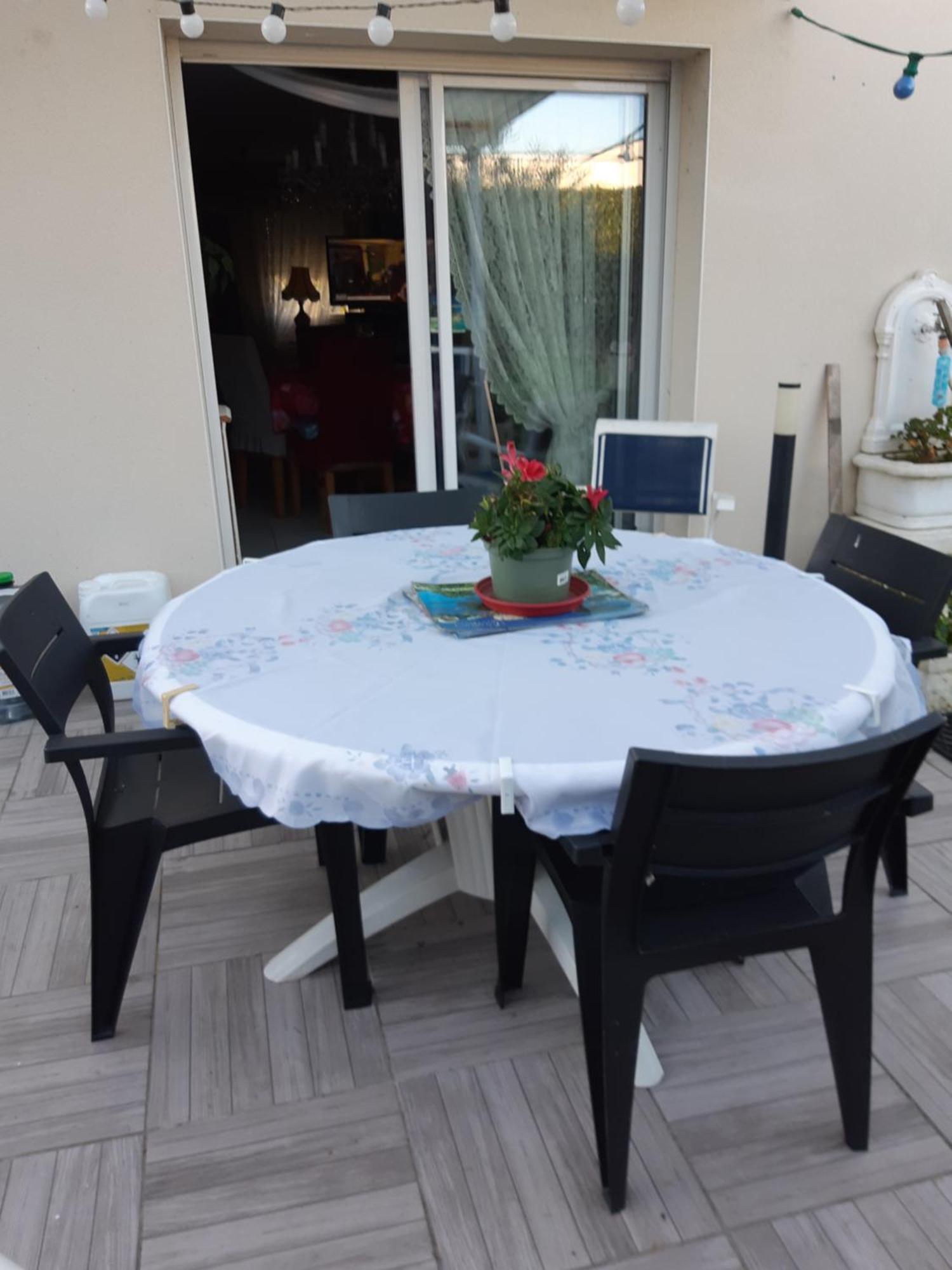 Lit Double Dans Pavillon , Chez Lilyanne Homestay Tonnay-Charente